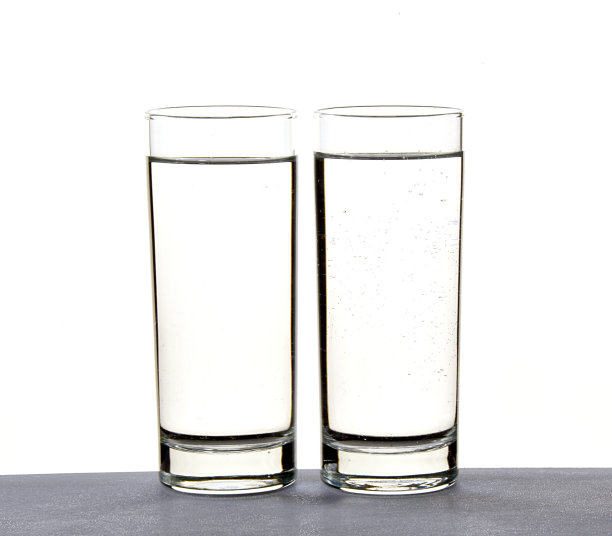 水杯，装满了苏打水和气泡水图片下载