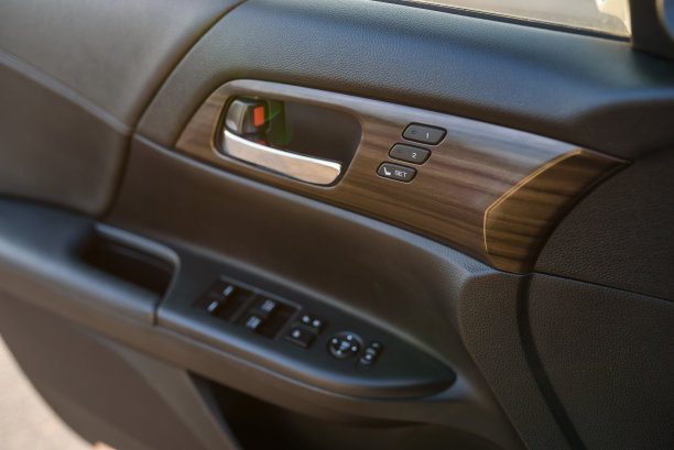 车门控制左面板。皮革新车内饰。汽车内门镀铬把手。调节驾驶员座椅记忆的按钮。举升机的控制。堵塞门窗的。图片下载