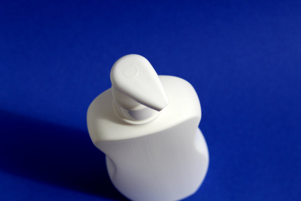 蓝色背景上的白色按压瓶图片下载