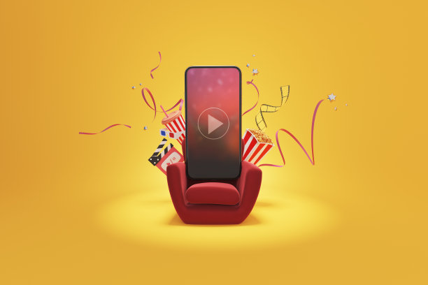 在智能手机上看电影电影院在线娱乐媒体用爆米花，在沙发上看电影。多媒体应用服务。图片下载