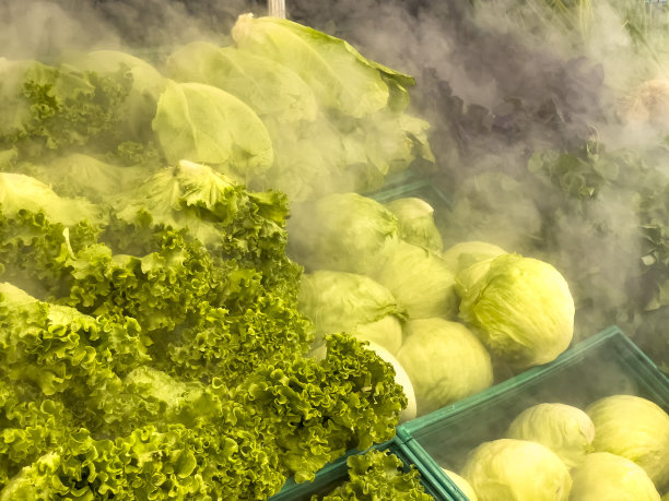 在市集新鲜蔬菜上洒水图片下载