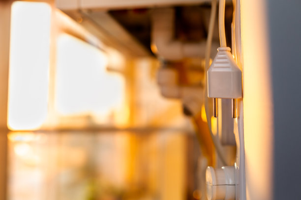 日落时拔掉白色电源插头图片下载