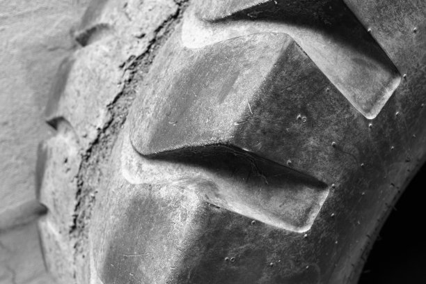 被丢弃的大型卡车轮胎图片下载