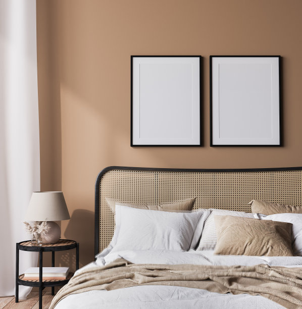 明亮的卧室模型，藤木床在米色背景，海报框架模型图片下载