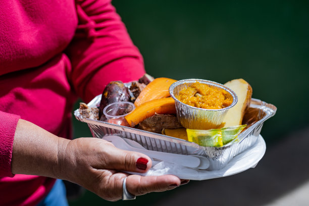 阿根廷版的curanto，这是一种传统的阿劳卡尼人在地下制作的菜肴，用各种各样的肉和蔬菜制成。
它是通过一个祖先仪式来准备的，厨师们在地上挖一个洞。图片下载