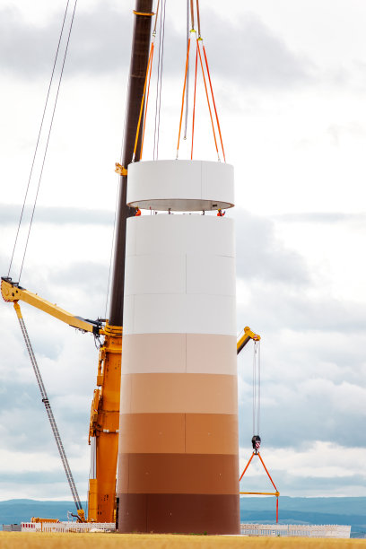 用起重机建造和组装建筑风车。在德国Wörrstadt的风电场，农田正在施工。图片下载