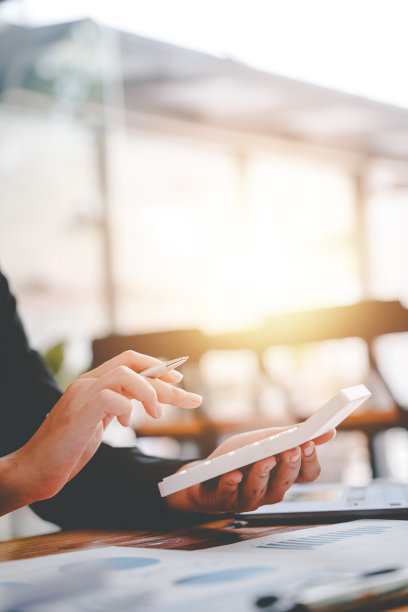 商务女性或会计谁使用计算器计算业务数据会计文件和笔记本电脑在办公室的业务想法图片下载