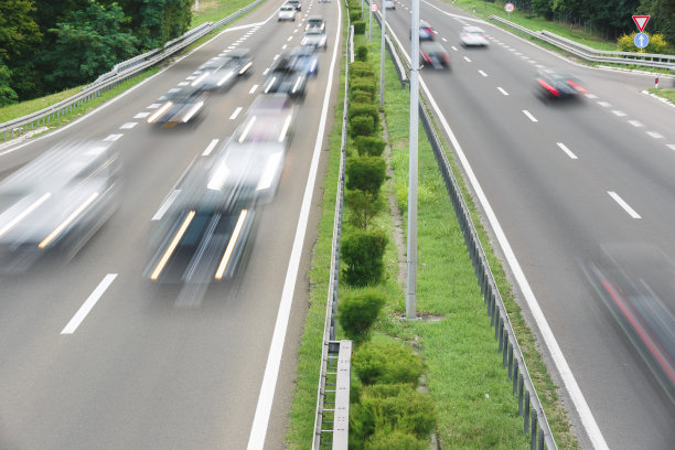 夕阳下公路上的车流模糊。高速公路上快速模糊运动。交通和旅行的概念图片下载