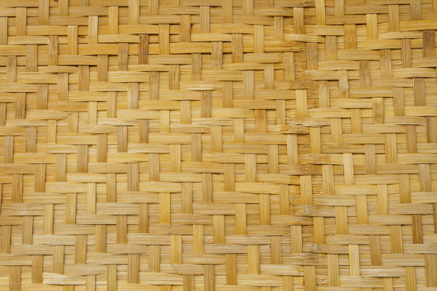 黑色背景图案柳条手工艺品是以竹子为原料，加工成丝线，可以编织在一起形成各种形状。图片下载