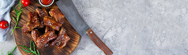 糖醋排骨。用蜂蜜酱和香草腌制的排骨。俯视图图片下载