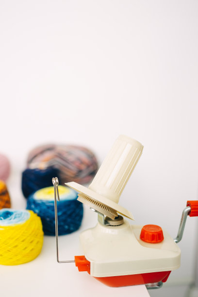 复绕纱线时使用的机械绕线机或卷筒。特写,有选择性的重点图片下载