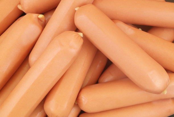新鲜香肠背景。图片下载