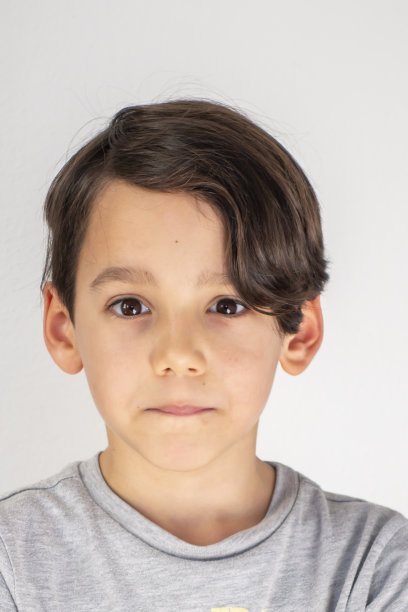 可爱的男孩对着镜头微笑图片下载