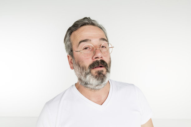 一个带着眼镜和胡子的真人肖像图片下载