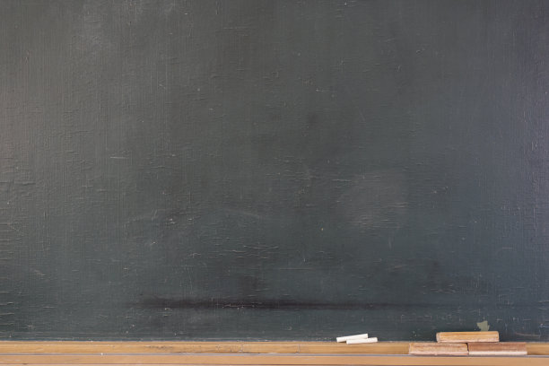 空白黑板用彩色粉笔和橡皮擦和灯光效果。图片下载