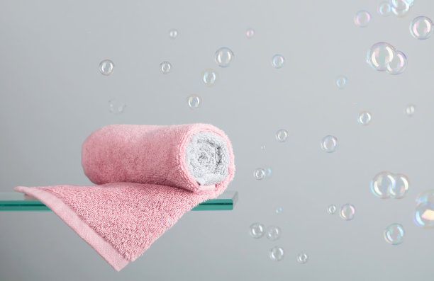 毛巾放在玻璃架子上。图片下载