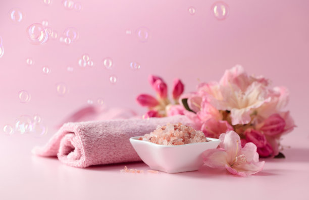 粉红喜马拉雅盐的水疗组合。图片下载