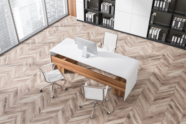 办公室内部的俯视图，办公桌和扶手椅，书架和全景窗图片下载