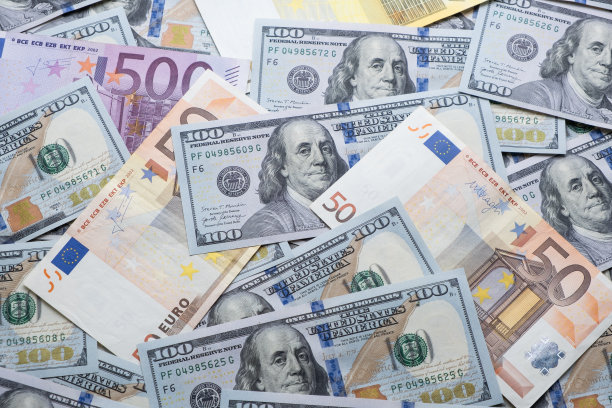 美元和欧元近距离俯视图。图片下载