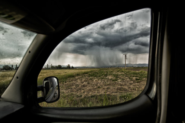 狂风暴雨的图片下载