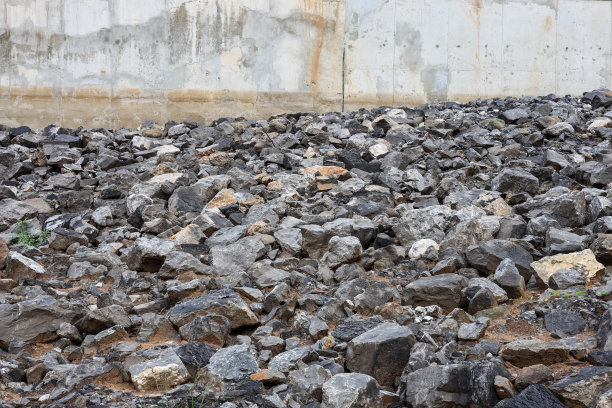 背景是堆积如山的花岗岩巨石，以低角视角拍摄。图片下载