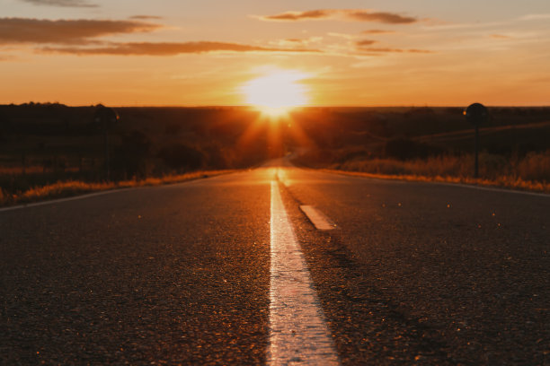 日落时分，铺砌的道路走向远方的景色。图片下载