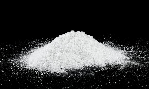 一堆白色的雪在黑色的背景上。雪晶。雪。图片下载