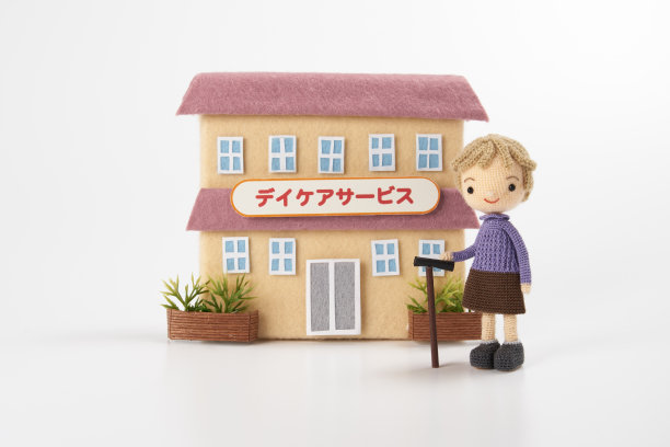 小巧可爱的Amigurumi娃娃在白色背景。护理图片下载