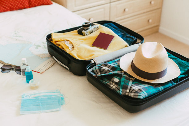 新常态下旅游度假打包行李图片下载