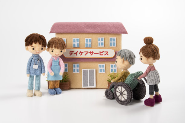 小巧可爱的Amigurumi娃娃在白色背景。护理图片下载