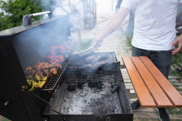 男人为家人和朋友准备烧烤图片下载