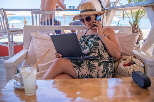 一个年轻的女孩在海滩酒吧边工作边休息图片下载