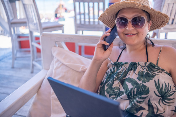 一个年轻的女孩在海滩酒吧边工作边休息图片下载