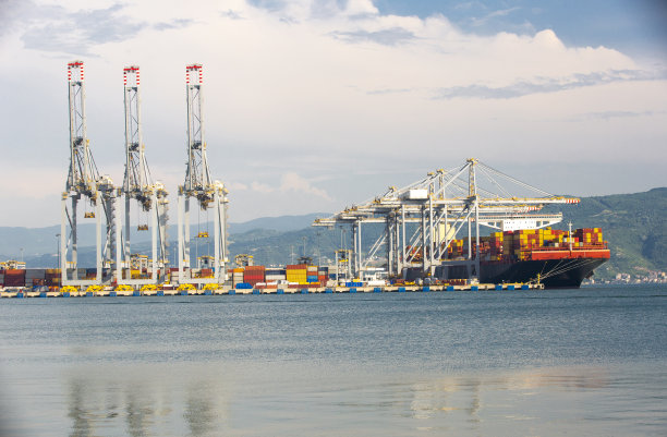 工业区风景优美的商业码头上装载货物的集装箱船图片下载