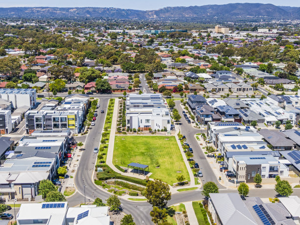 绿树成荫的宜居城市郊区的新老房屋鸟瞰图图片下载