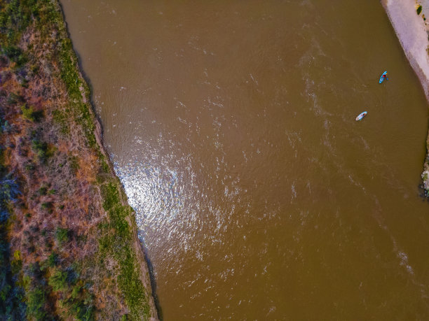 在科罗拉多河上冲浪在美国西部的春季径流航拍生活在地球的未来照片系列图片下载