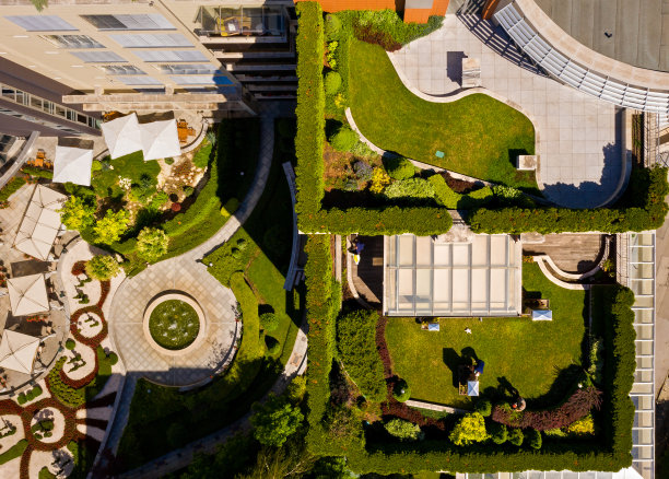 住宅建筑的绿色屋顶和花园的无人机视图图片下载