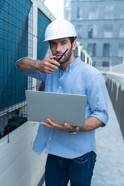 工业冷水风机盘管空调器是大型工业建筑水冷却塔空冷器暖通空调系统中控制空气系统的一种图片下载