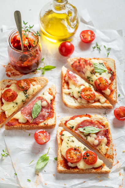 美味的热烤面包配上意大利腊肠，番茄和奶酪。图片下载