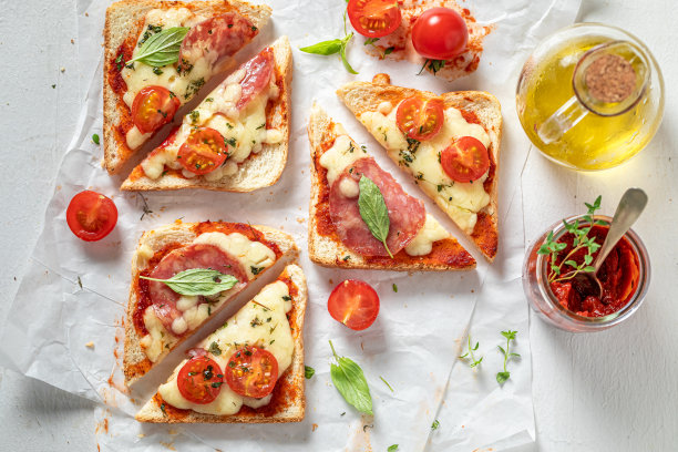 脆脆的素食吐司作为午餐的快速开胃菜。图片下载
