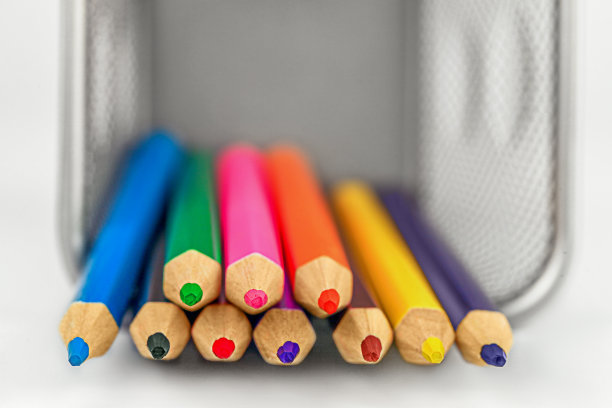 金属铅笔盒里的彩色铅笔图片下载