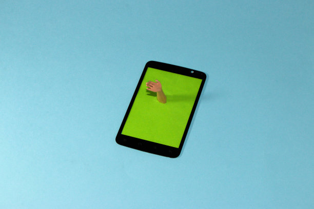 一个绿色显示屏的手机，就像一个复制空间，一只手从那里伸出来，现代科技给了我们很多，有人会说它带走了一些东西，这些只是故事图片下载