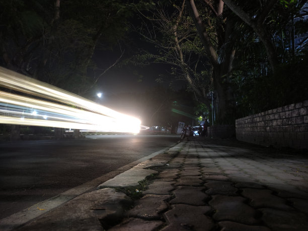 高速公路交通灯在夜间高速公路上行驶，长时间曝光摄影图片下载