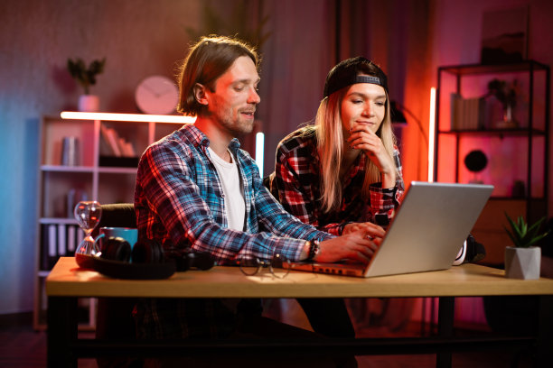 同事们在晚上讨论共同的项目。图片下载