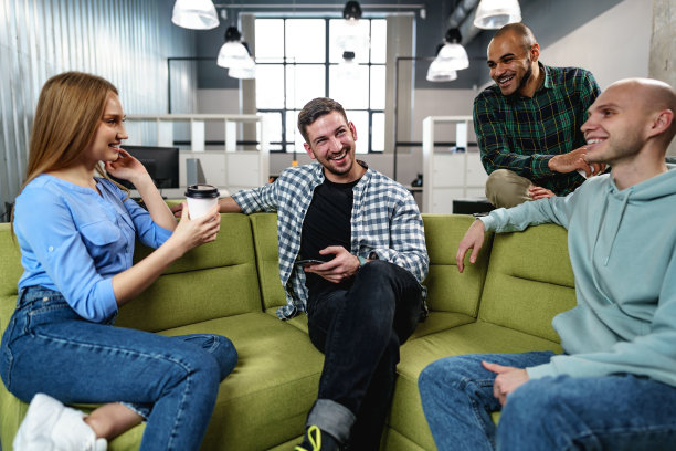 年轻的商务人士在办公室的咖啡休息时间聊天图片下载