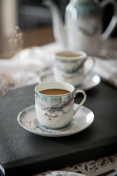 早餐或咖啡休息在乡村，亲密和舒适的氛围。在华丽的桌子上精心制作的杯子里，咖啡已经准备好了。图片下载