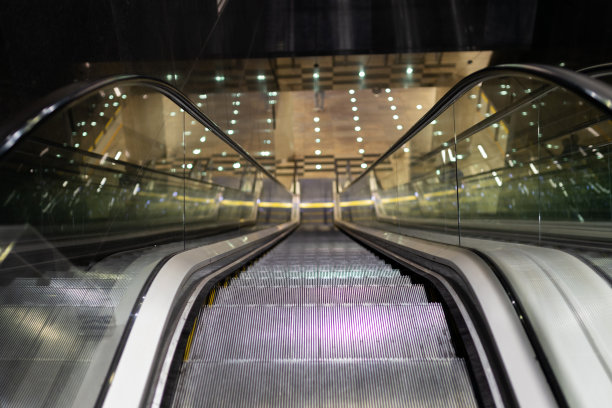 建筑物内的现代自动扶梯电子系统。社区商场、购物中心的自动扶梯。现代地铁图片下载