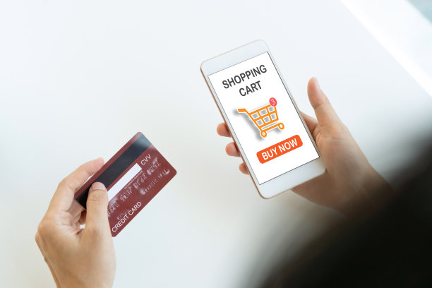 女性用手机在网上订购时尚物品，然后用信用卡支付。电子商务与技术，数字营销，网上购物概念图片下载