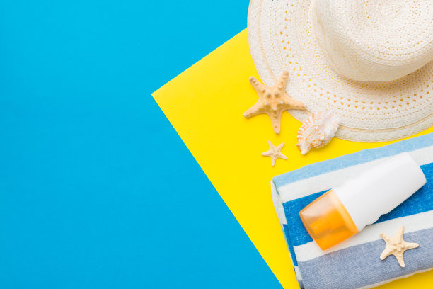 海滩配件草帽和彩色桌子上的贝壳。夏天概念背景图片下载