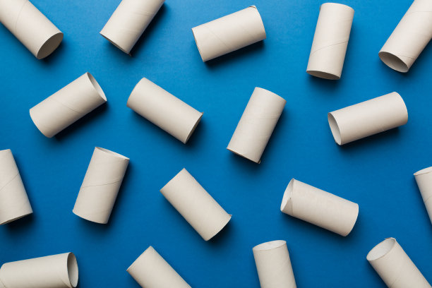 彩色背景上的空卫生纸卷。可回收的纸管，金属插头端由牛皮纸或纸板制成图片下载